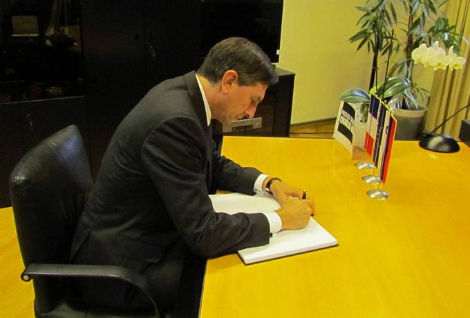 Following the tragic events in France, today the President of the Republic of Slovenia, Borut Pahor, was the first to sign the book of condolences started by the Embassy of the French Republic to honour the victims of the attack on the offices of the satirical magazine Charlie Hebdo.
Photo: